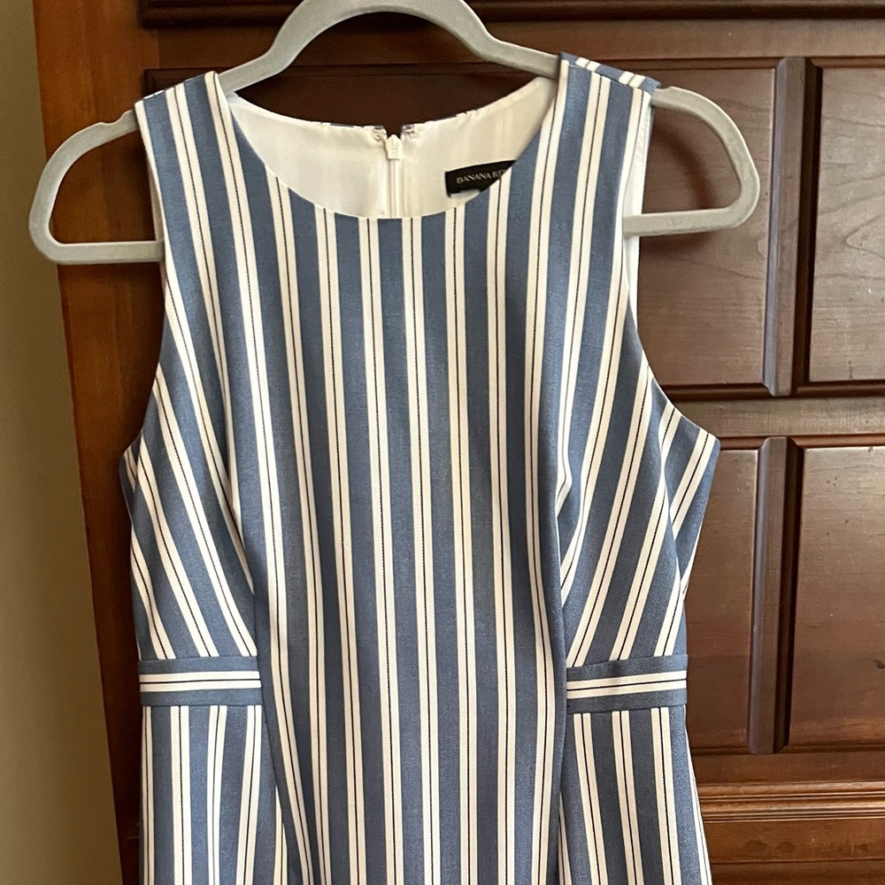 Banana Republic dress new worn once peplum style bottom.